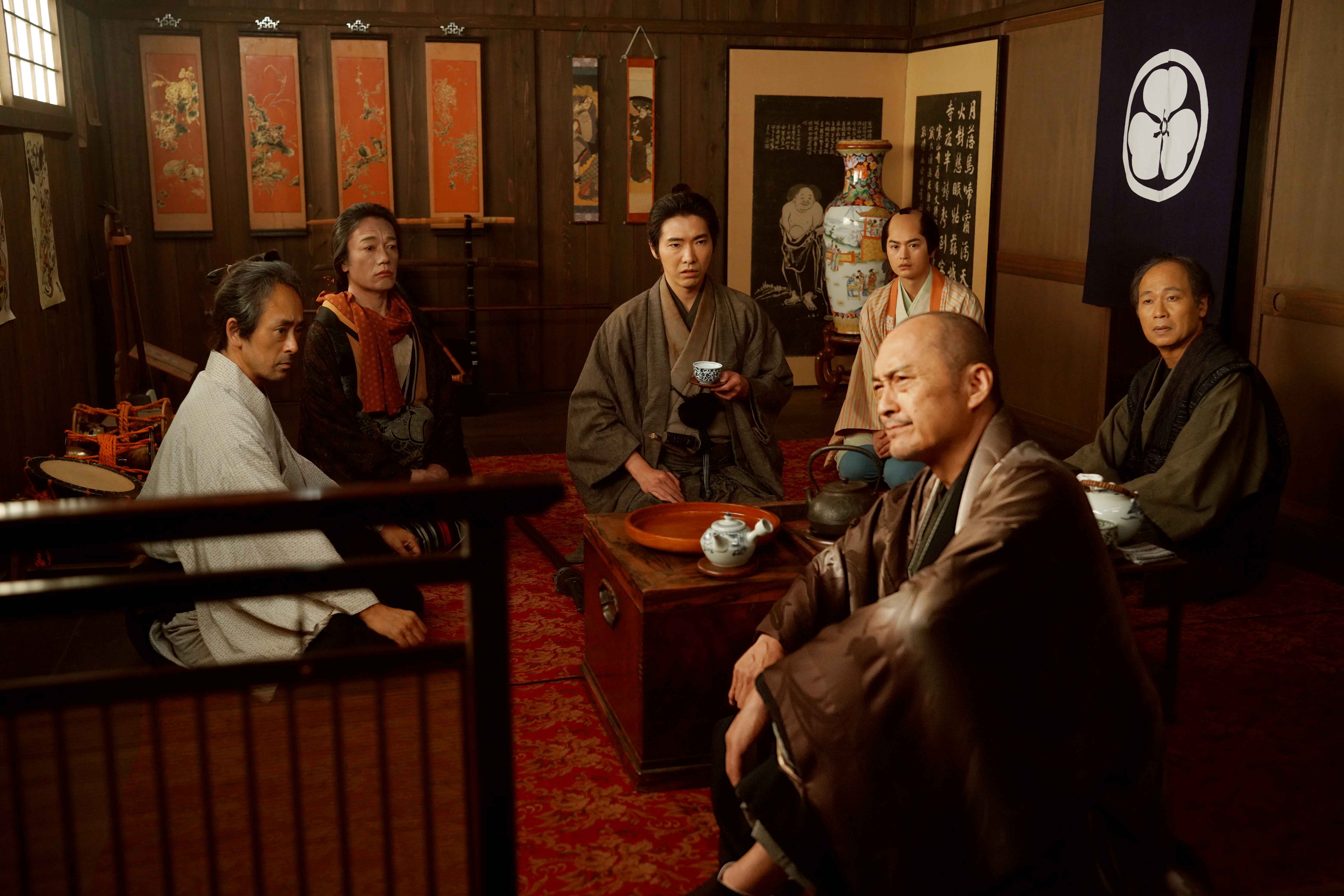映画『木挽町のあだ討ち』で、人々が座敷に集まる場面