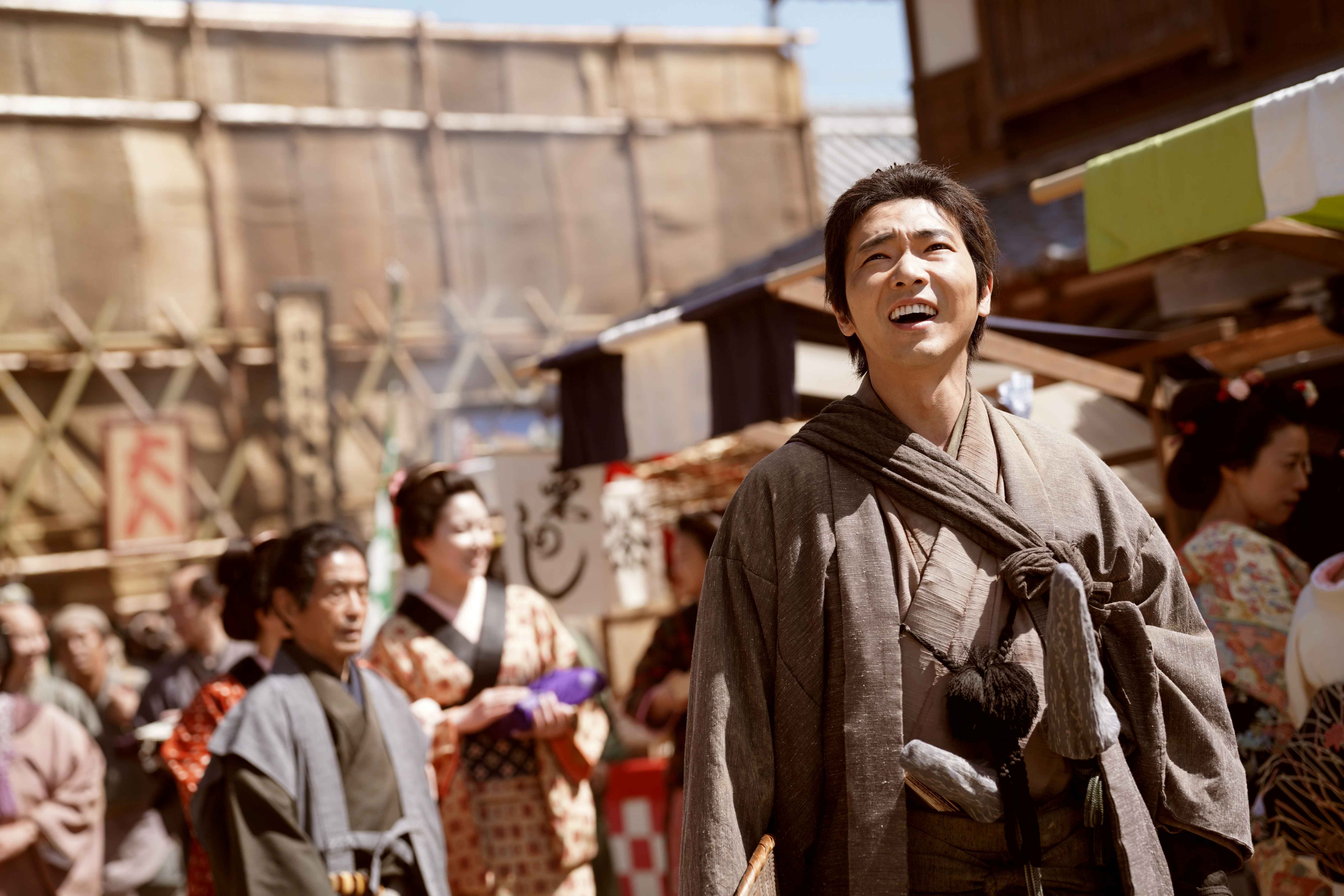 映画『木挽町のあだ討ち』の、江戸の町を人々が行き交う場面